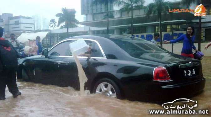 "رولز رويس" جوست الفاخرة غارقة في فيضانات جاكرتا وصاحبها يحاول إخراج المياه التي دخلتها ! 31